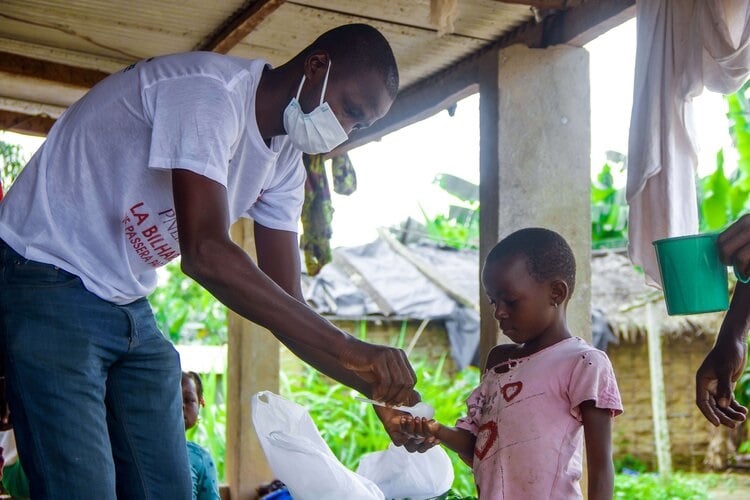 child receiving praziquantel against schistosomiasis Credit SCI